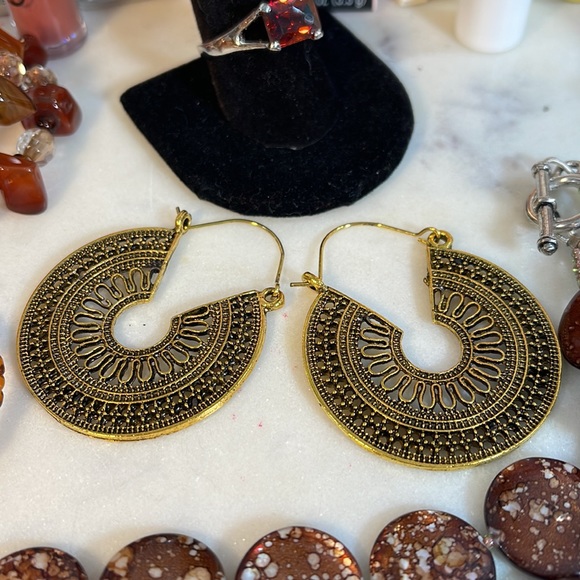 LARGE BUNDLE OF BEAUTY PRODUCTS & JEWELRY W/Lg. Cosmetic Bag - Picture 11 of 17